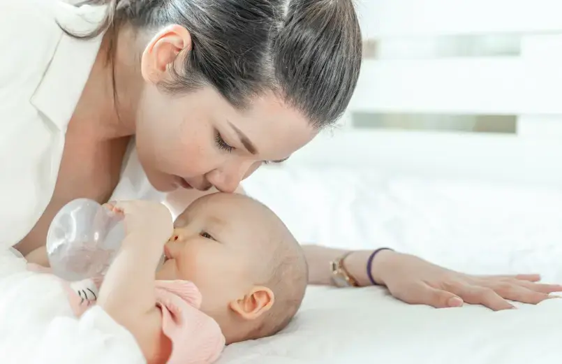 article-พังผืดใต้ลิ้น ทำให้ลูกดูดนมใม่ได้ พูดไม่ชัด ตัดหรือไม่ตัดดี ?