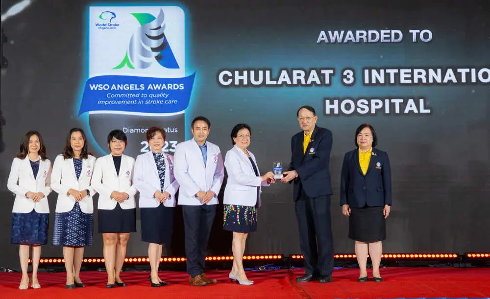 article-โรงพยาบาลจุฬารัตน์ 3 อินเตอร์ ได้รับมอบโล่และใบประกาศเกียรติคุณ รับรองเป็นโรงพยาบาลที่ผ่านการรับรองคุณภาพศูนย์โรคหลอดเลือดสมองมาตรฐานกระทรวงสาธารณสุข